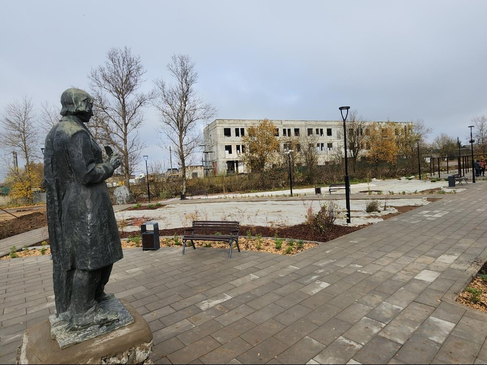 Агроволокно вместо снега: почему газоны в волоколамском сквере укрыли специальным материалом до весны