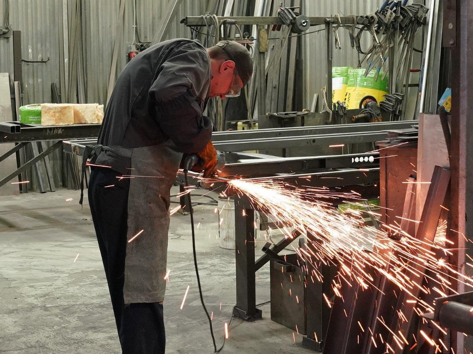 Ветераны СВО побывали на заводе в Реутове: как проходят экскурсии по подмосковным предприятиям