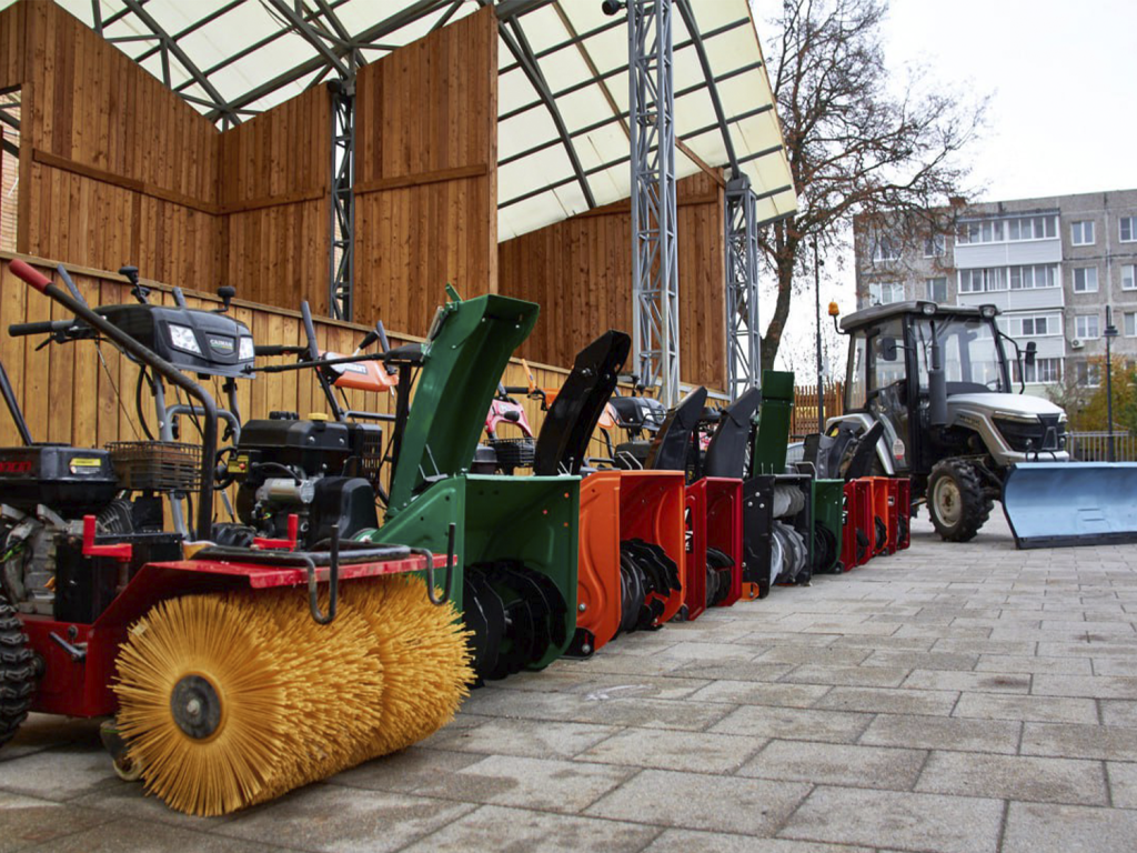 Смотр спецтехники: в центральном парке готовятся к холодам