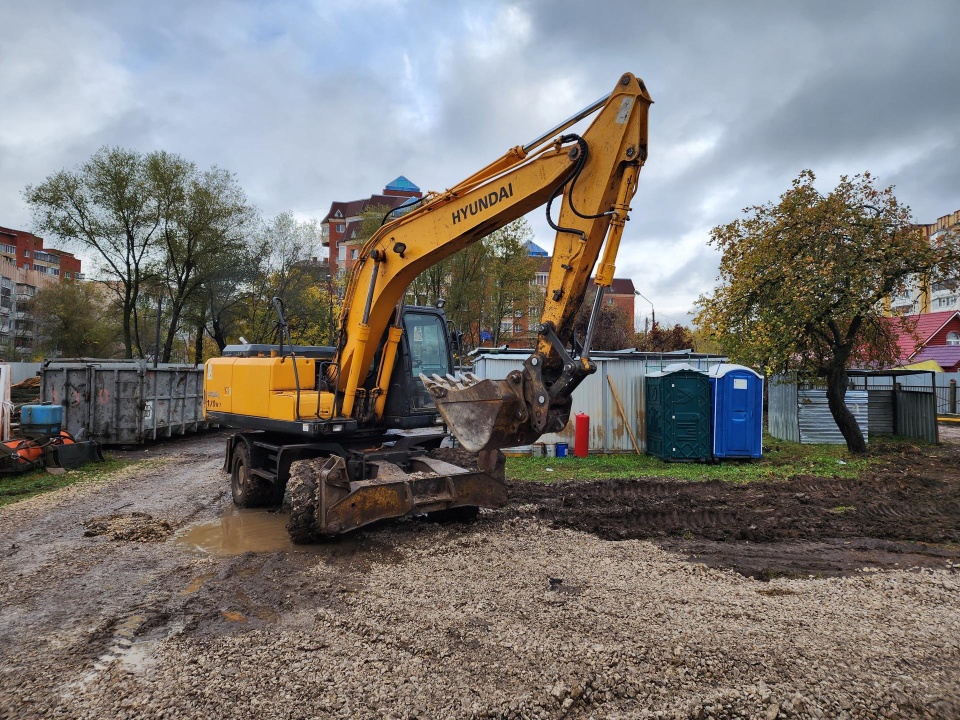 Подъездную дорогу прокладывают для спецтехники на стройплощадке у гимназии в Чехове