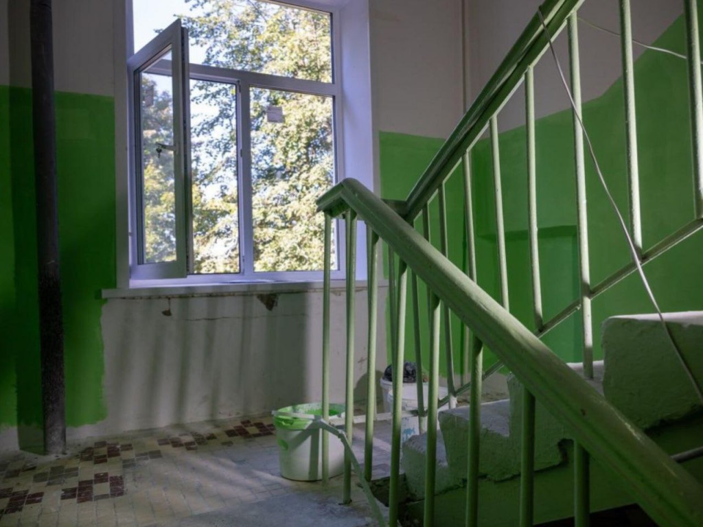 «Цвет стен мы выбирали сами»: житель Юбилейного рассказал, как делали ремонт подъезда у них в доме