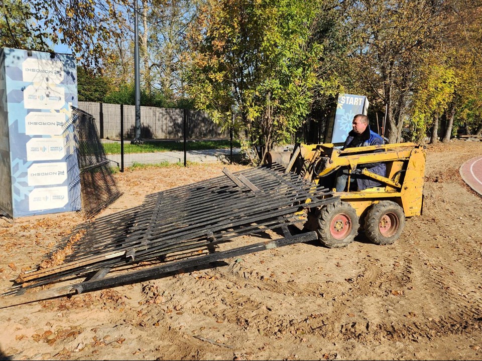 На центральном стадионе меняют ограждение
