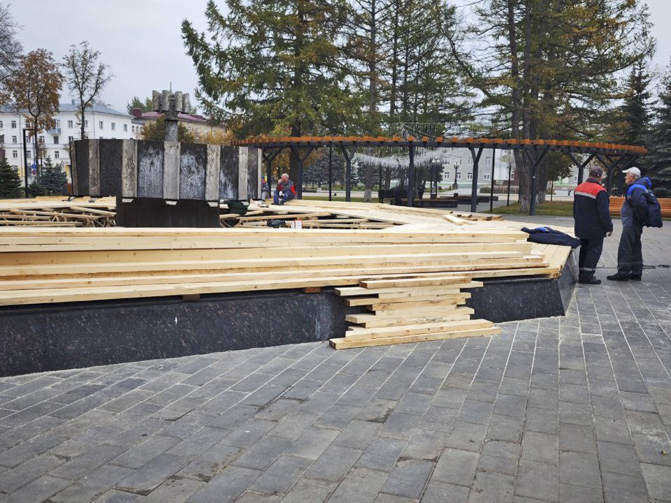 Главный городской фонтан готовят к зиме
