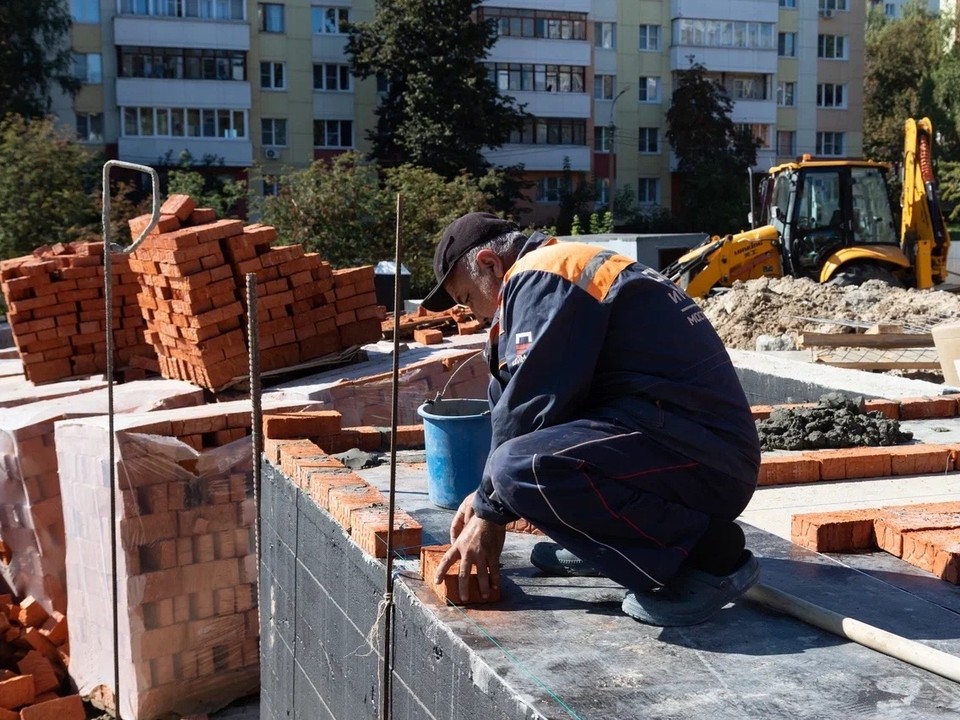 В Колычеве завершили кирпичную кладку цокольного этажа нового храма