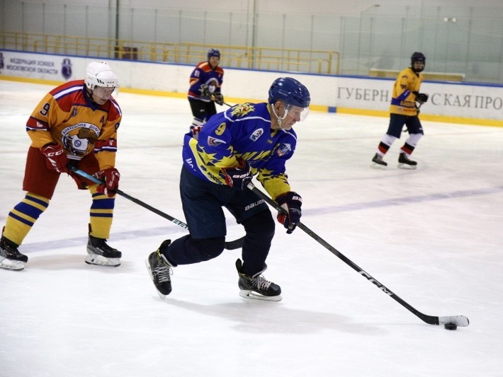 Воскресенские пенсионеры возобновили тренировки по хоккею