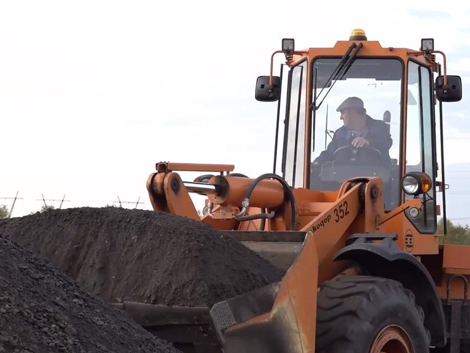 Дороги в Чехове начали отсыпать асфальтовой крошкой