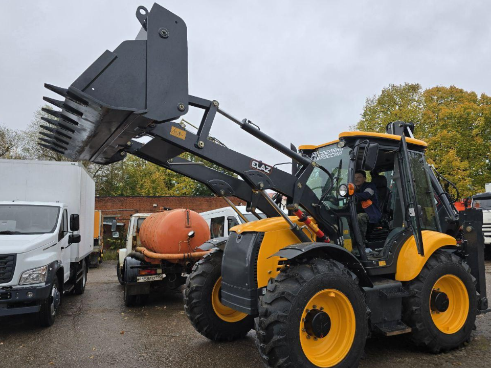 Автопарк коммунальной техники в Можайске пополнился новым экскаватором