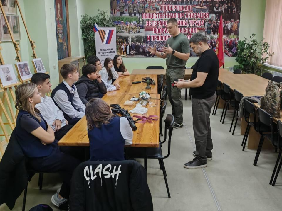 Люберецких школьников обучили тактической медицине на занятии в клубе «Штурм»