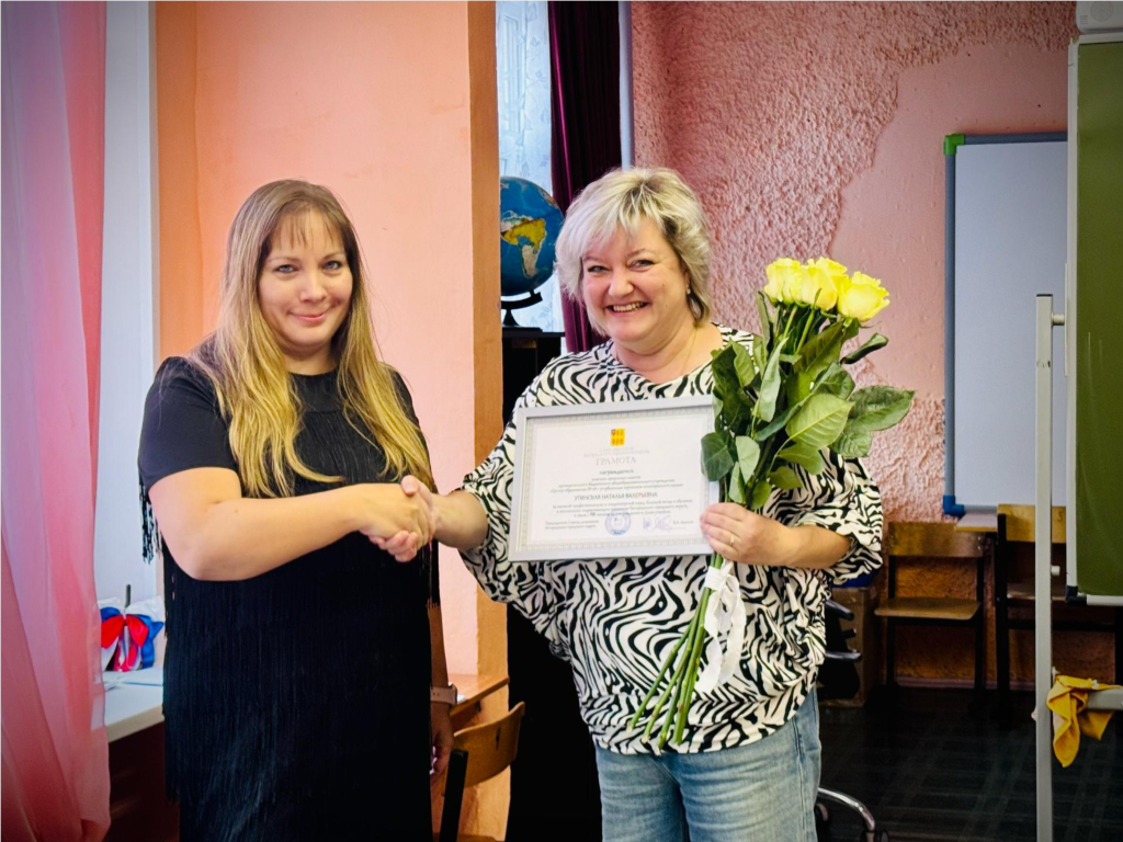 В Молзине поздравили педагогов центра образования №45 и вручили школе новый проектор