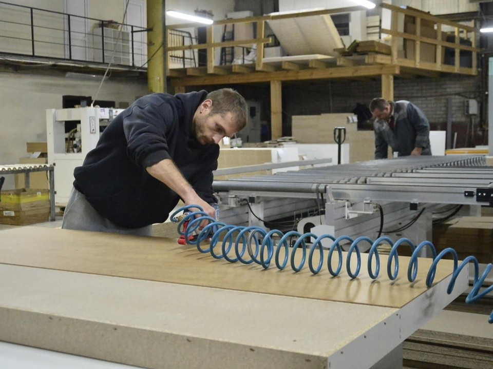 От столиков до мягкой мебели: компания Шатуры расширит коллектив и ассортимент