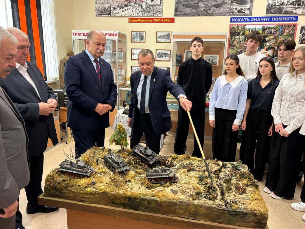 Комплекты военной формы, пулемет и винтовку приобрели для музея наро-фоминской школы №4