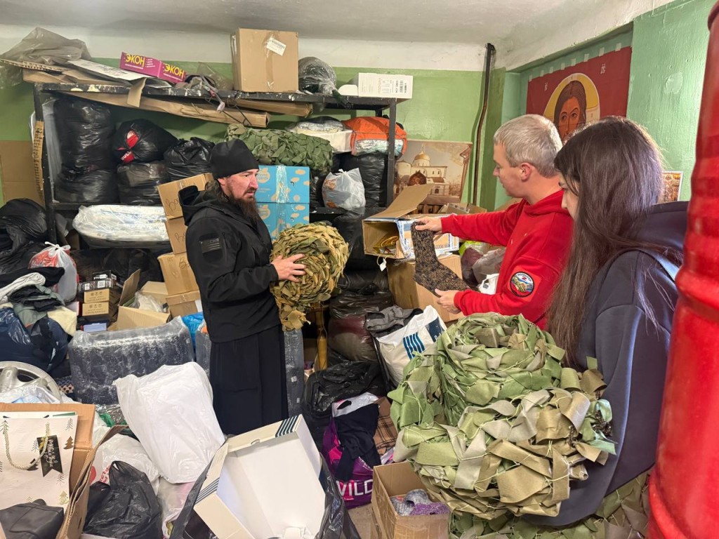 Теплые носки, письма и иконы передала молодежь Дзержинского для участников СВО