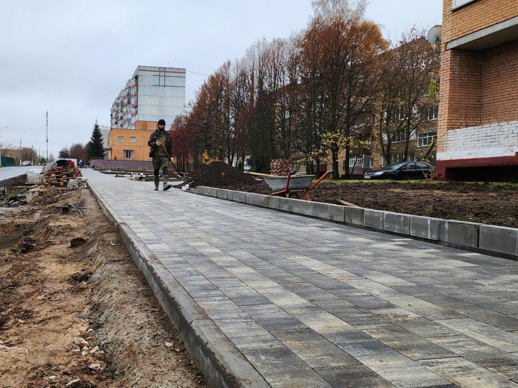 Тротуарную плитку укладывают в сквере на улице Ленина