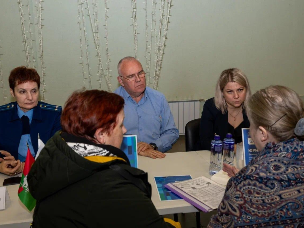 В Запрудне прошла выездная администрация: ЖКХ, дороги, обустройство — в центре внимания