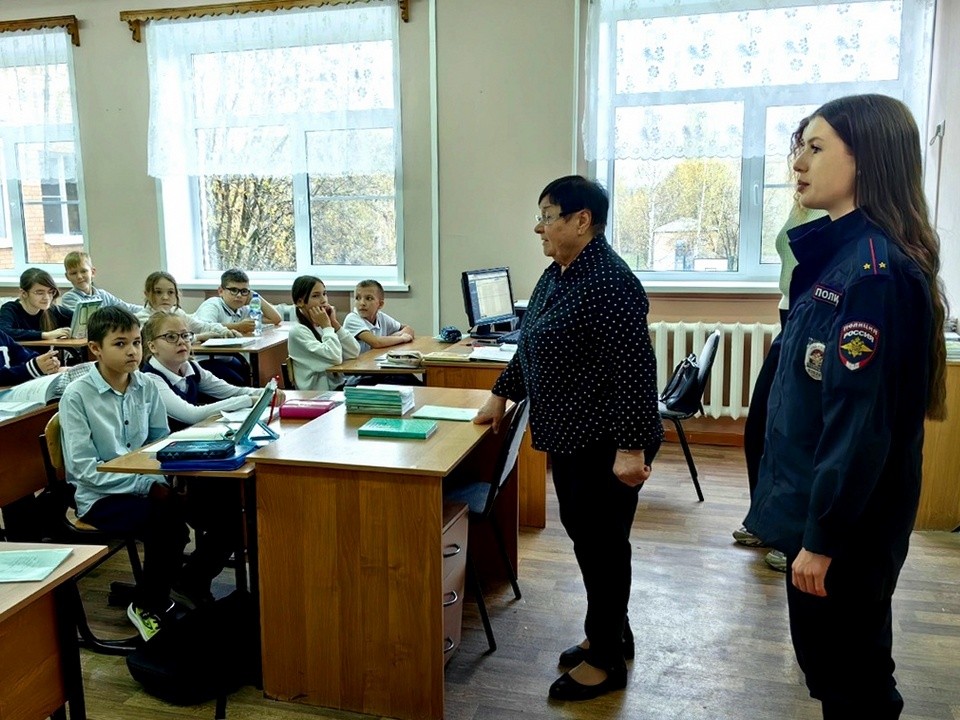 Учитель — всему голова: луховицкий полицейский призвала детей уважать педагогов