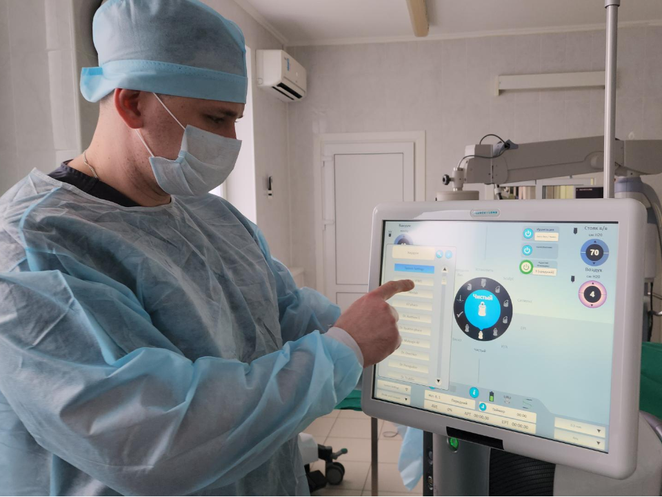 Красногорская больница получила оборудование, которое помогает делать операции на глазах через микроразрезы