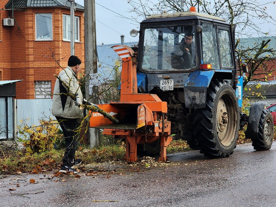 Коммунальщики очистили Почтовую улицу от сухостоя и поросли по просьбе жителей