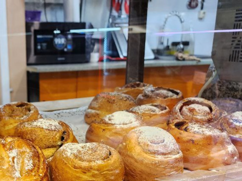 В магазине Дедовска мошки наелись ватрушек и не заплатили