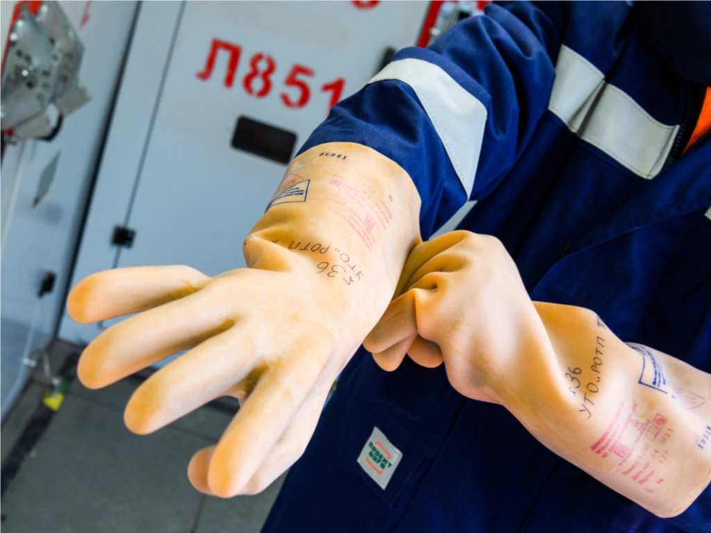 Рабочие откачивают воду на месте аварии, из-за которой отключился свет в «Императорских Мытищах»