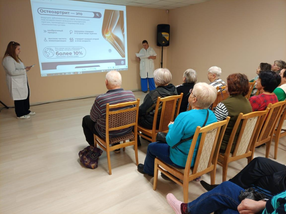 Студенты научили пенсионеров заботиться о суставах