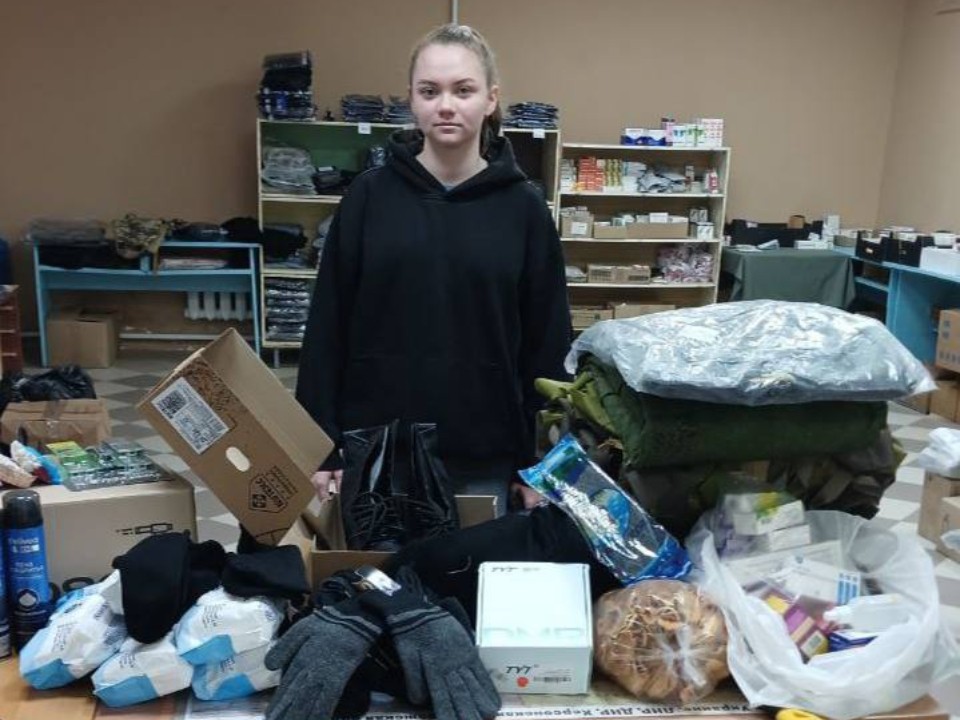 Дочь бойца Пуха сама доставила отцу на передовую гуманитарку