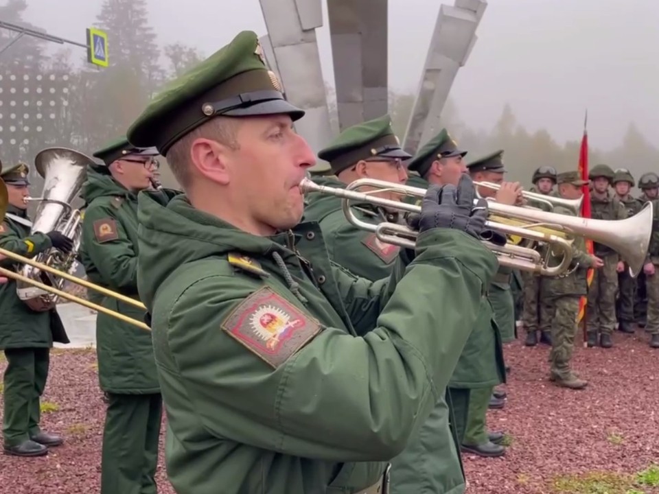 Участники Марша кремлевских курсантов посещают мемориалы на волоколамской земле