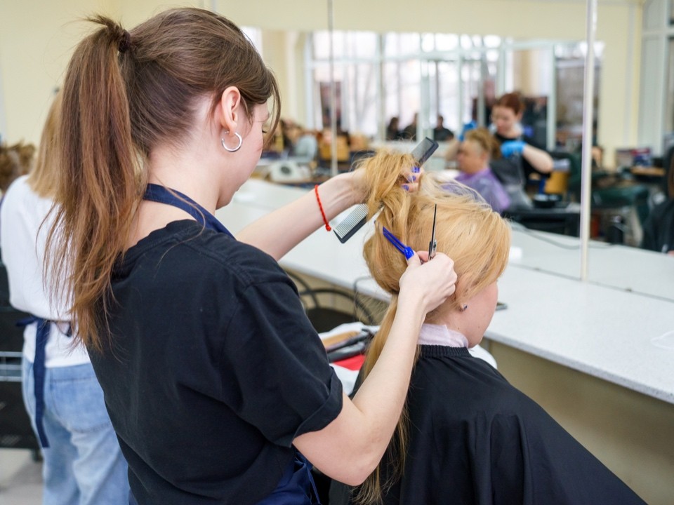 Идеальная прическа вопреки погоде: трюк, чтобы волосы не пушились в дождь и туман