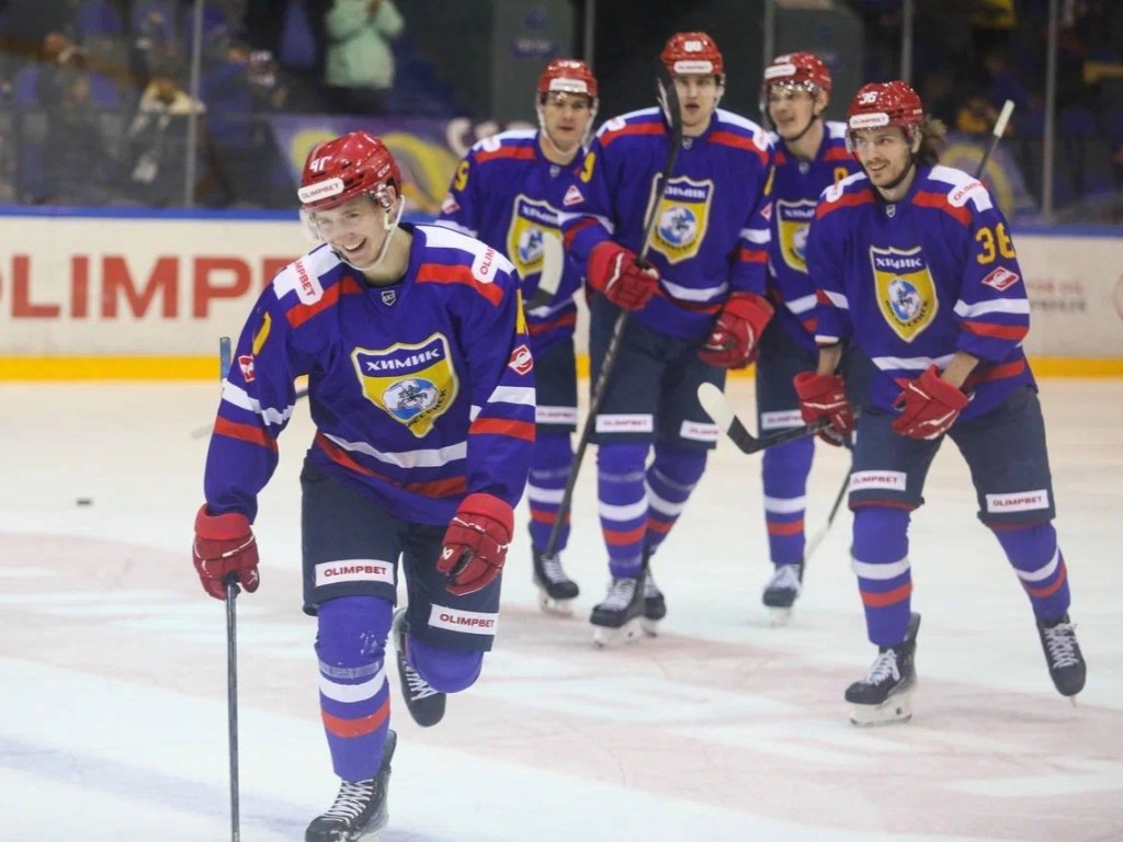 Пять побед подряд: хоккеисты «Химика» рассказали, как удается опережать соперников на Чемпионате ВХЛ