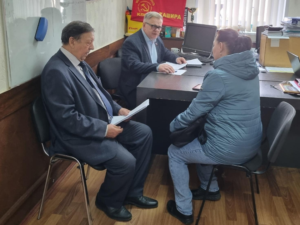 Депутат помог горожанам решить социальные проблемы