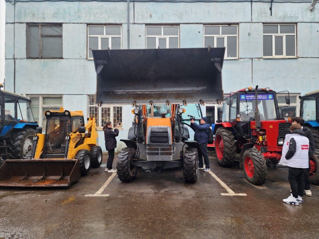 В Солнечногорске школьники посидели за рулем тяжелой уборочной техники