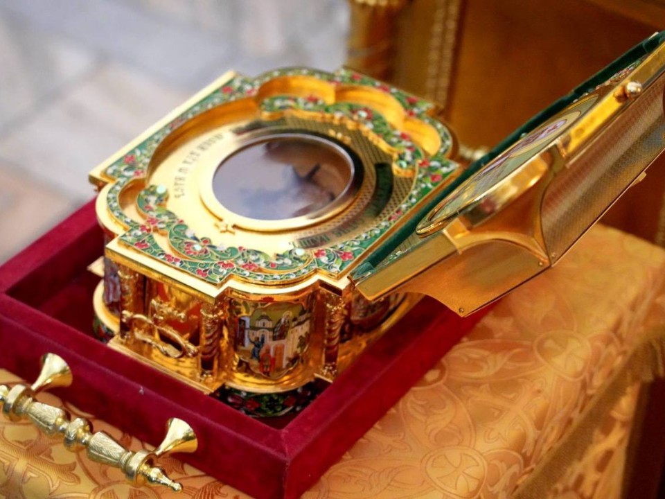 Верующие встретили ковчег с мощами патриарха Тихона в Сергиевом Посаде