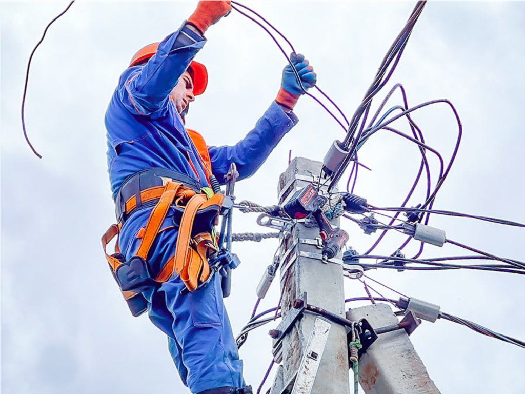Коммунальщики устраняют аварию, из-за которой несколько улиц Мытищ остались без света