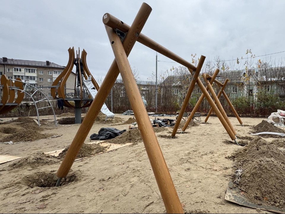 Безопасные игры в любую погоду: новую детскую площадку открывают во дворах на Стахановской и Бероунской
