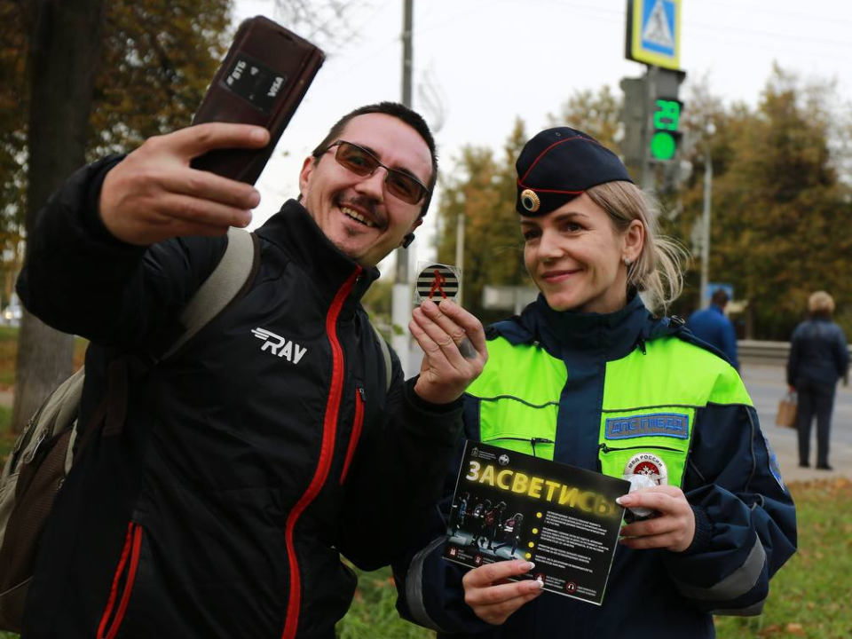 Автоинспекторы раздали подольчанам световозвращатели