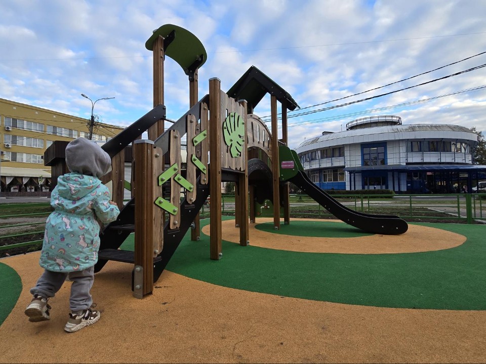 Маленькие пассажиры в ожидании автобуса смогут изучать «Дендрологию»