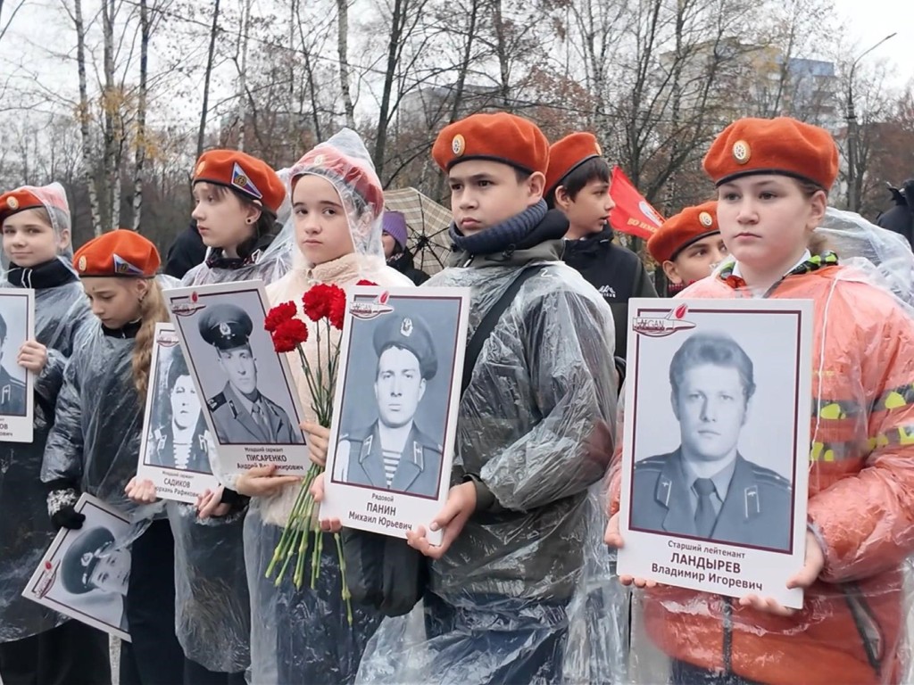 Память героя увековечили: на раменской школе №19 повесили табличку в честь Владимира Ландырева. Чем он запомнился?