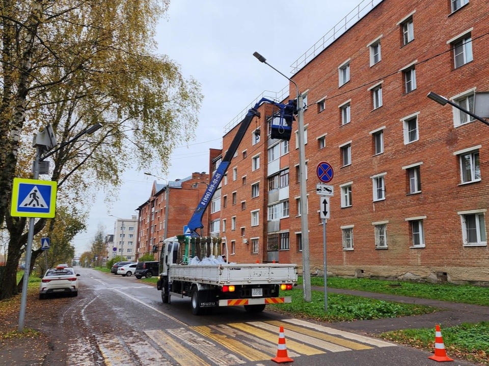 В поселке 31 Октября включили новые фонари, которые экономят деньги жильцов