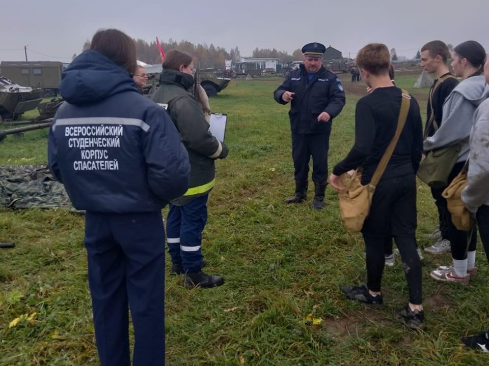 Спасатели Мособлпожспаса оценили молодежь на патриотической игре в Можайске