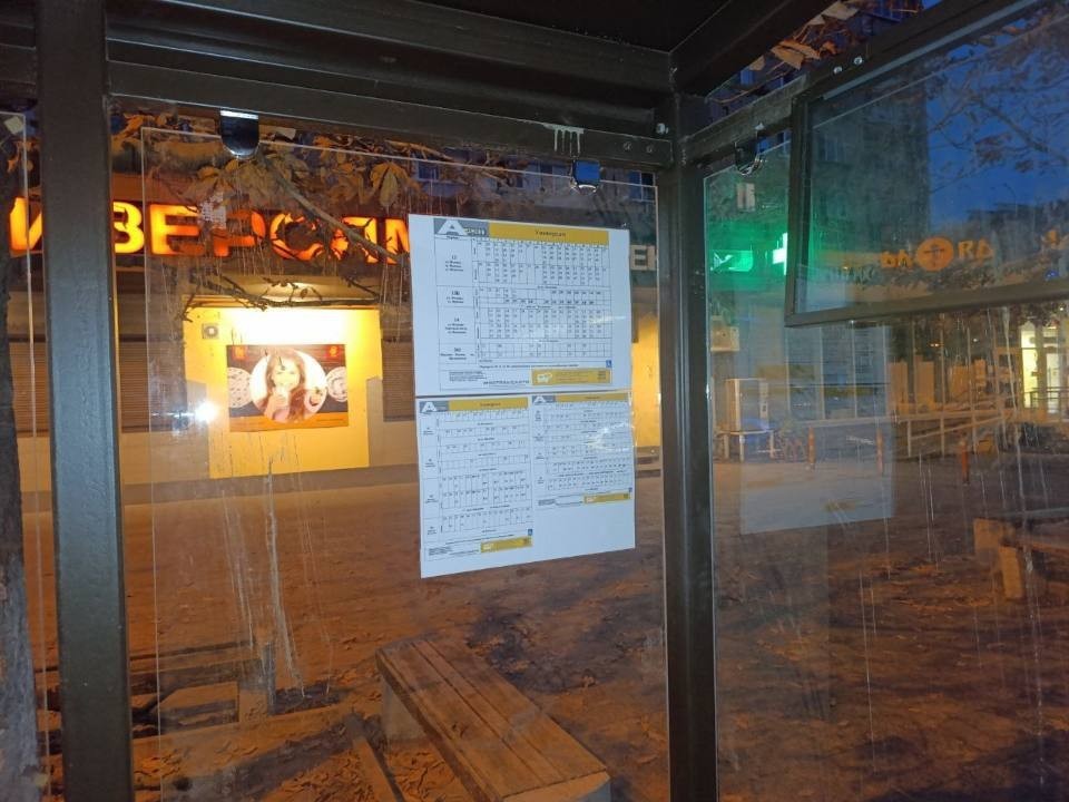 Новое расписание установили на автобусной остановке по улице Полевой