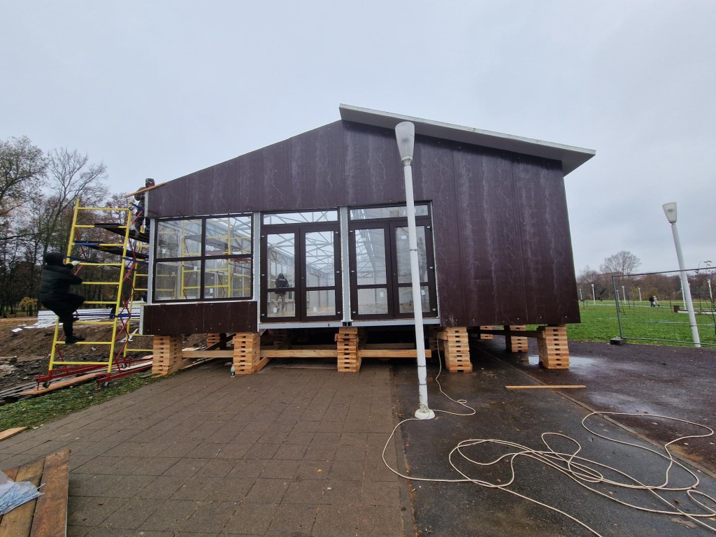 Строительство теплого павильона завершают на новом катке у Новлянской набережной