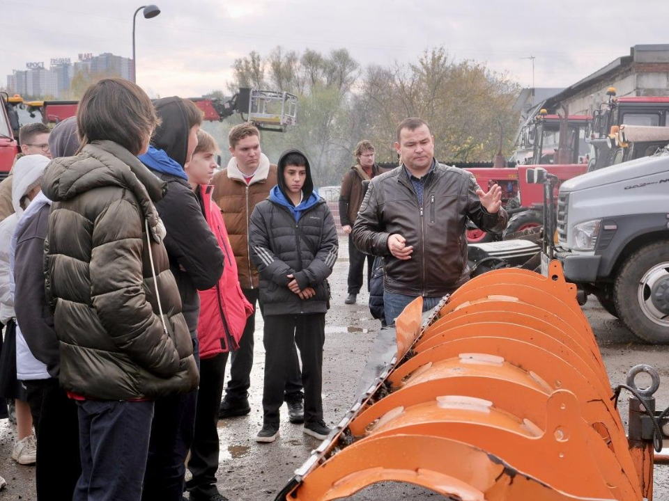 Активисты «Движения Первых» познакомились с работой коммунальщиков Красногорска