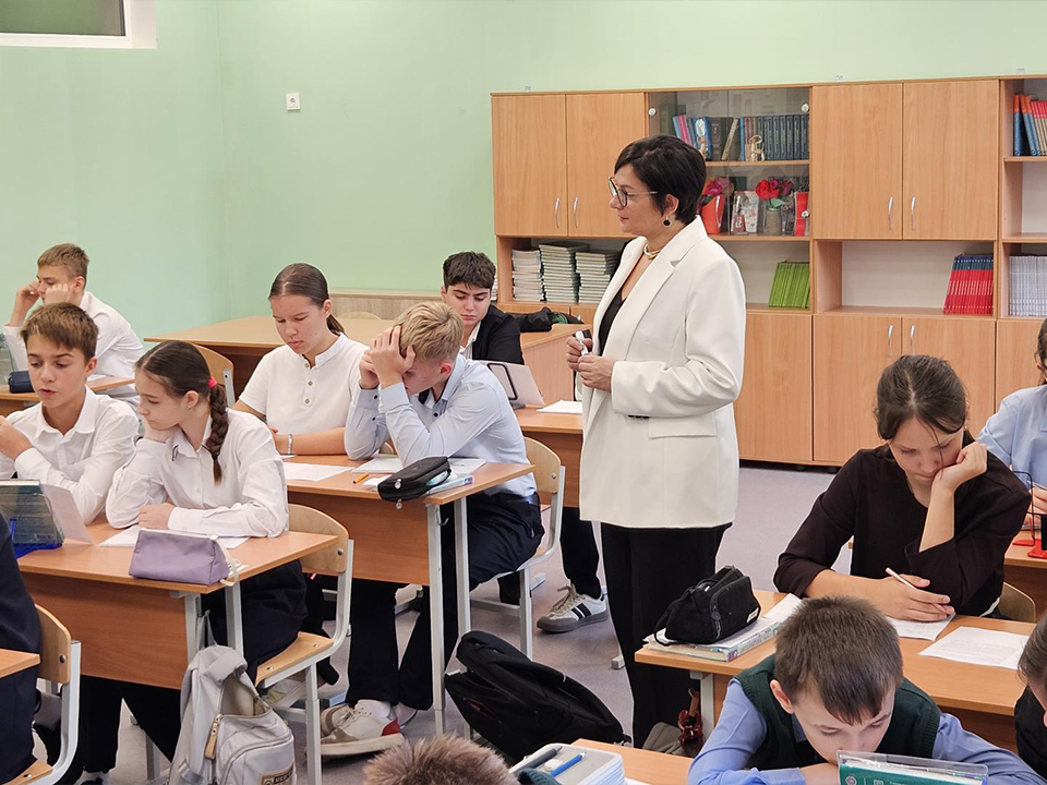 Преподаватель школы № 14 объяснила, что помогает ее ученикам сдавать ЕГЭ на 100 баллов