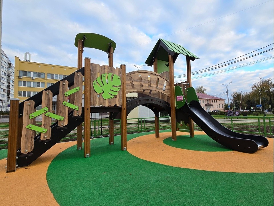 На улице Октябрьской закрасили надписи вандалов на детской площадке