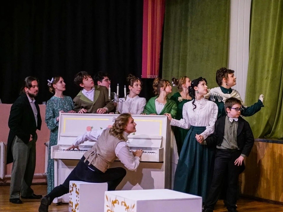 Актеры-школьники перподнесли хрестоматийное произведение с юмором и сатирой