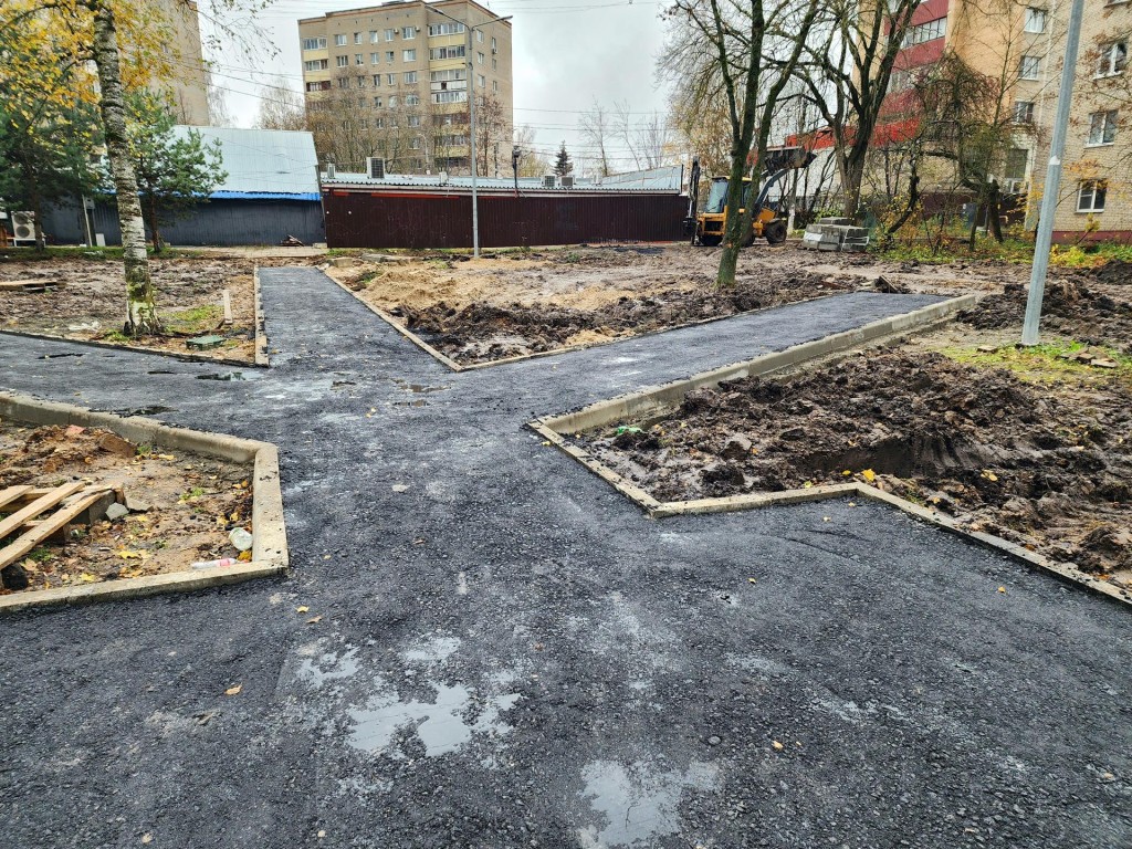 Пешеходные дорожки, детская площадка, газон и скамейки: на улице Дзержинского обновят сквер