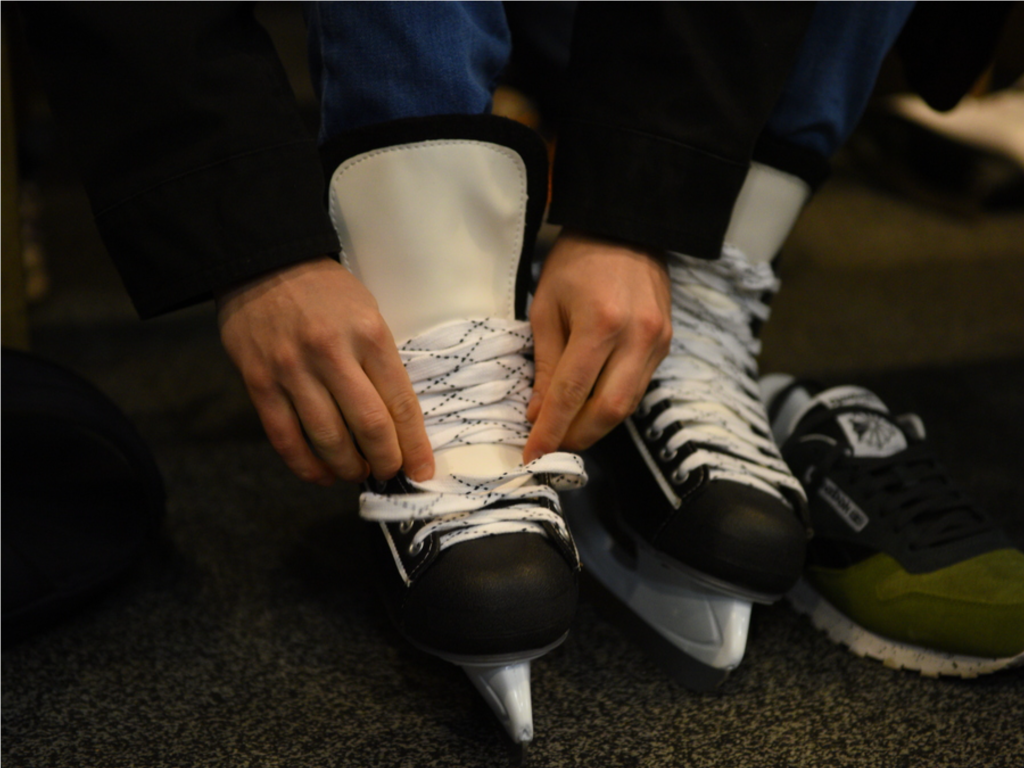 Зимний каток начали подготавливать в Мытищинском лесопарке