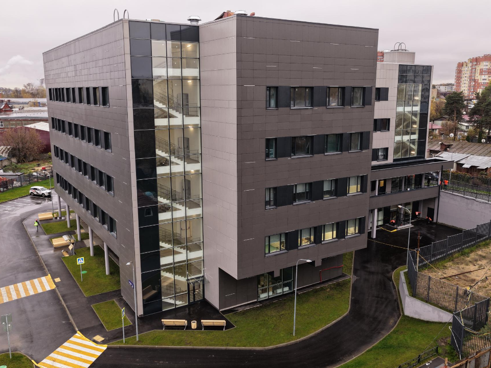 Новая поликлиника в поселке Октябрьский откроется до конца 2025 года