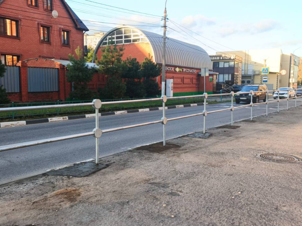 На ул. Школьная и Колхозная в люберецких поселках установили новые перильные ограждения