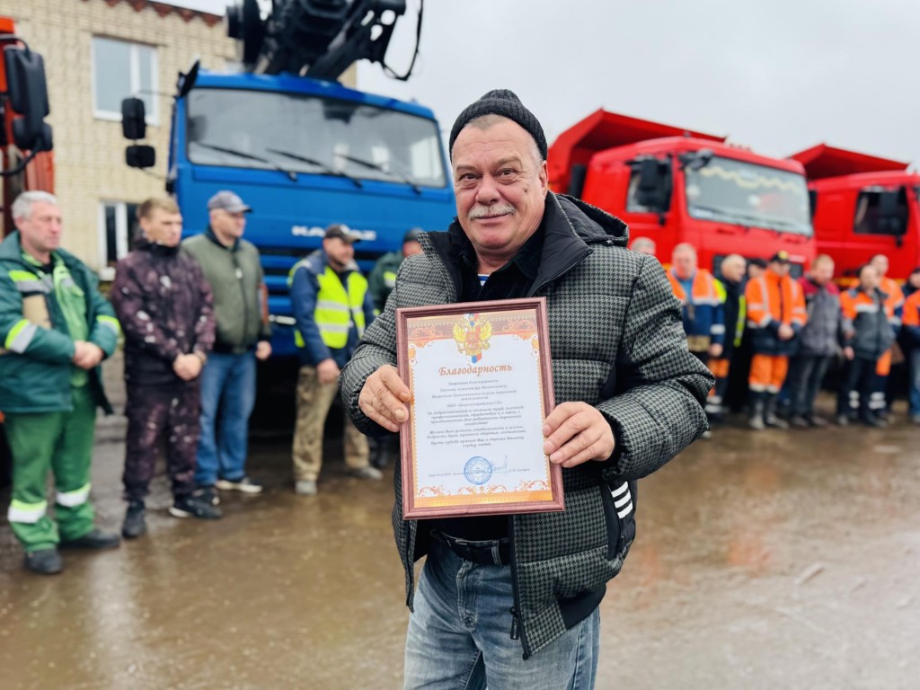 Чистят до блеска и с утра до ночи:  мужчин и девушек-дорожников из Сергиева Посада поощрили за честный труд