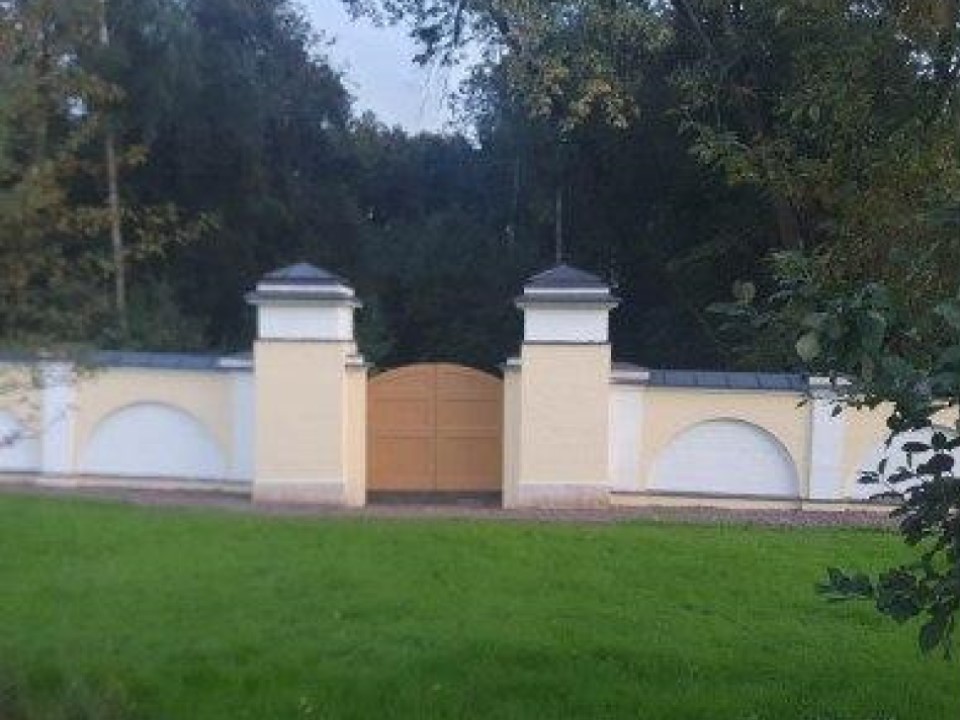 В подмосковной усадьбе Гребнево отреставрировали главные ворота и ограду